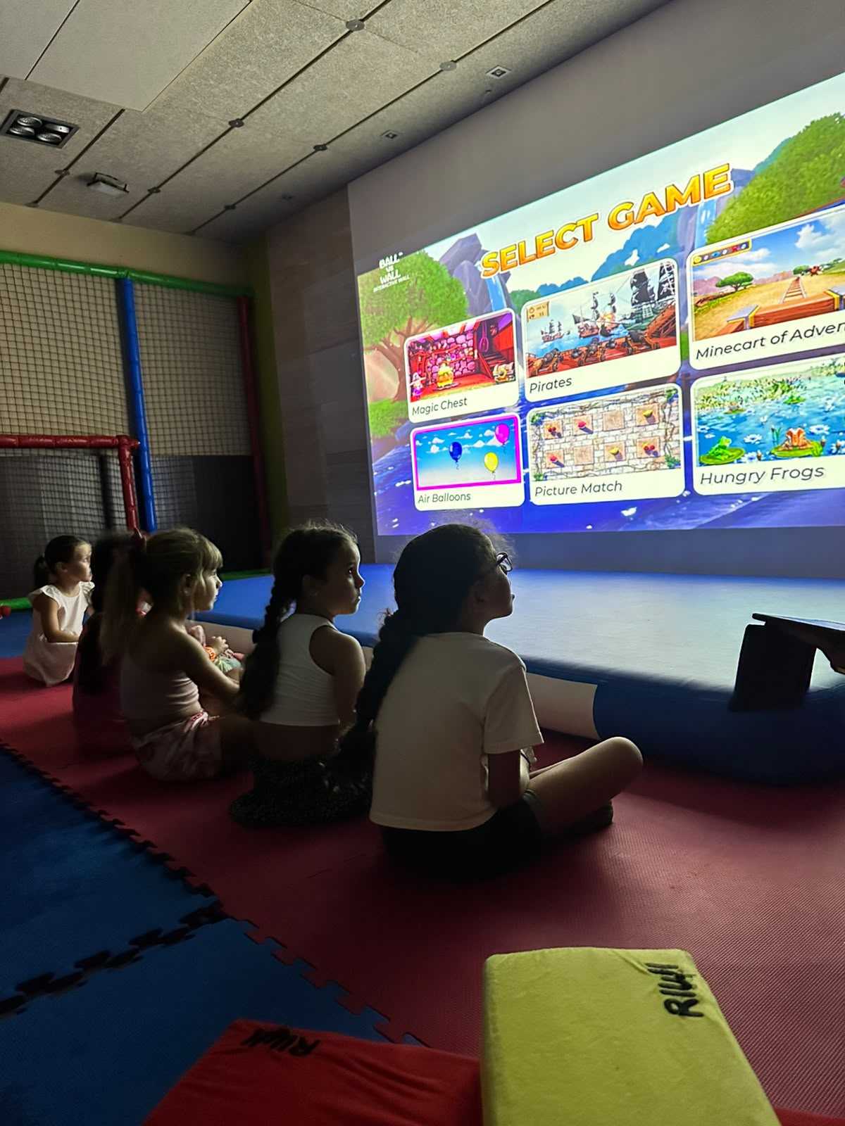 Niños disfrutando de los juegos de la pared interactiva de Buhda Jump